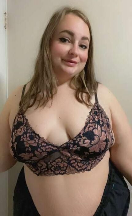 Fat milf cutie desperate for attention 