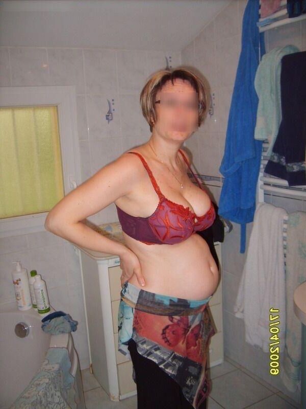 Preggo tímido en el baño.