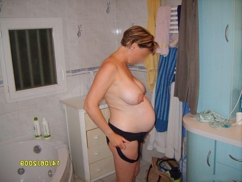 Preggo tímido en el baño.