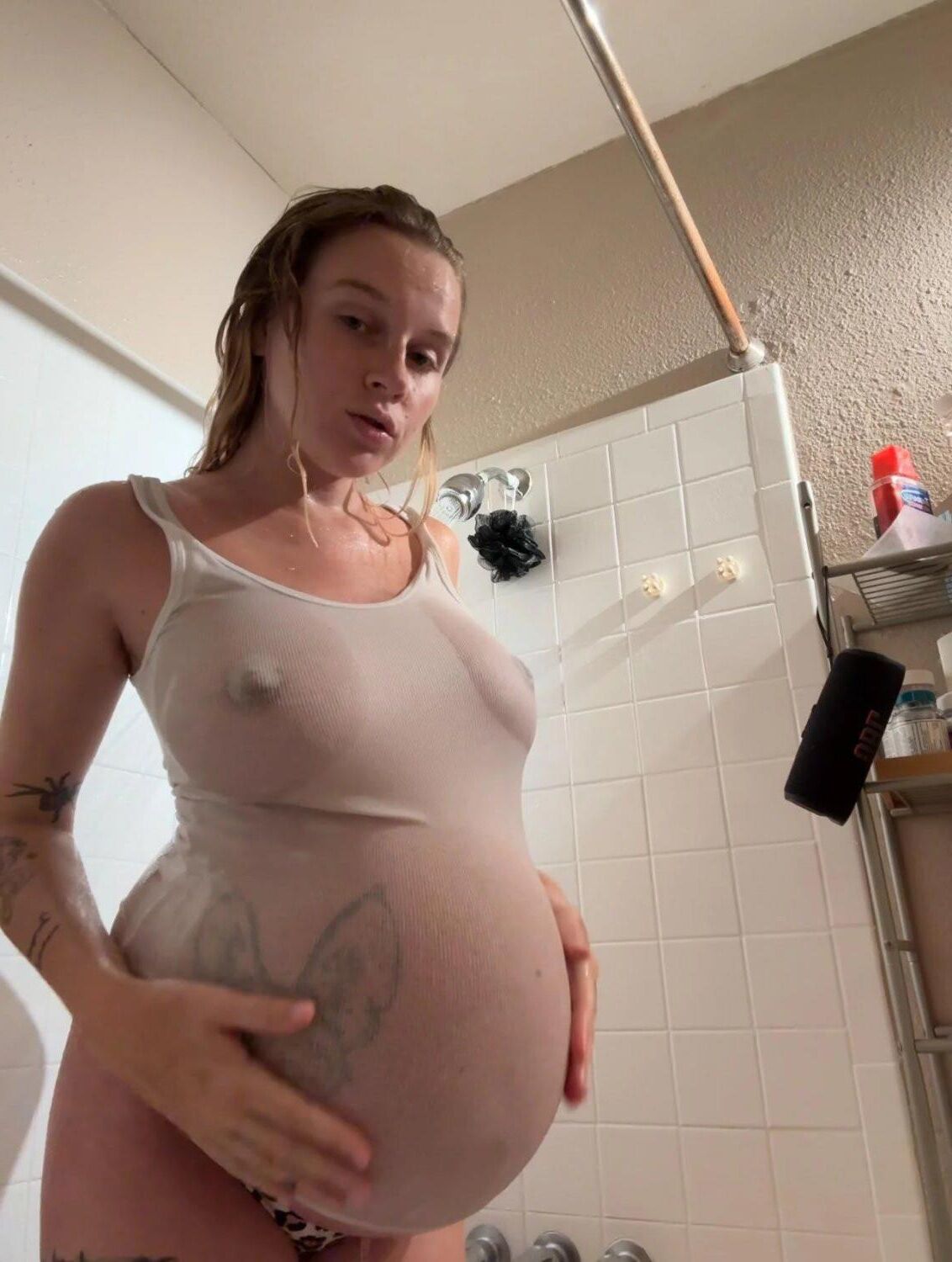 Preggo sexy tatuado