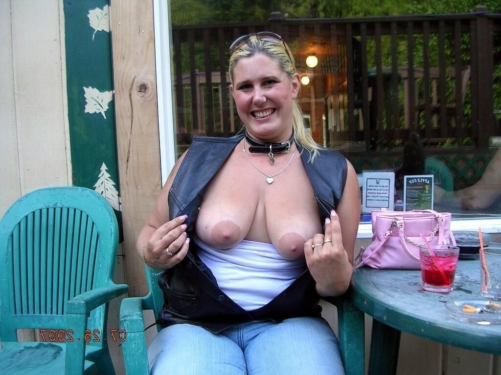 Moms Flashing Tits 