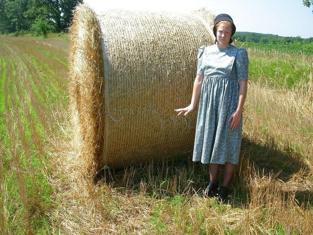 Mujer amish pelirroja se desnuda al aire libre