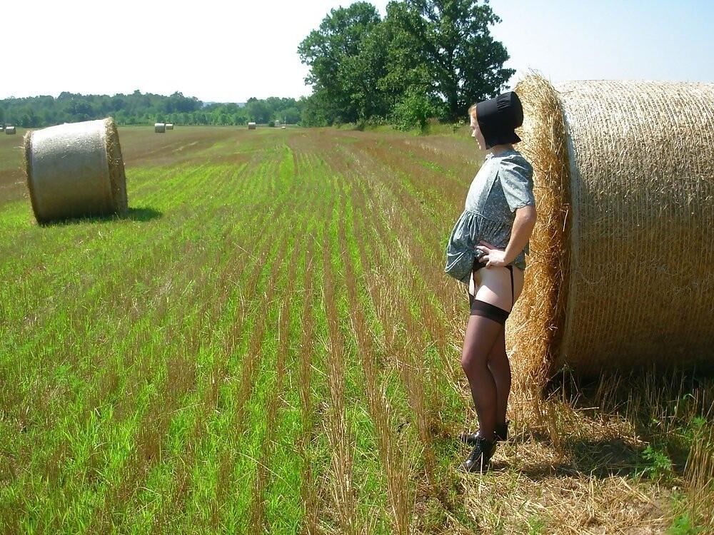 Mujer amish pelirroja se desnuda al aire libre