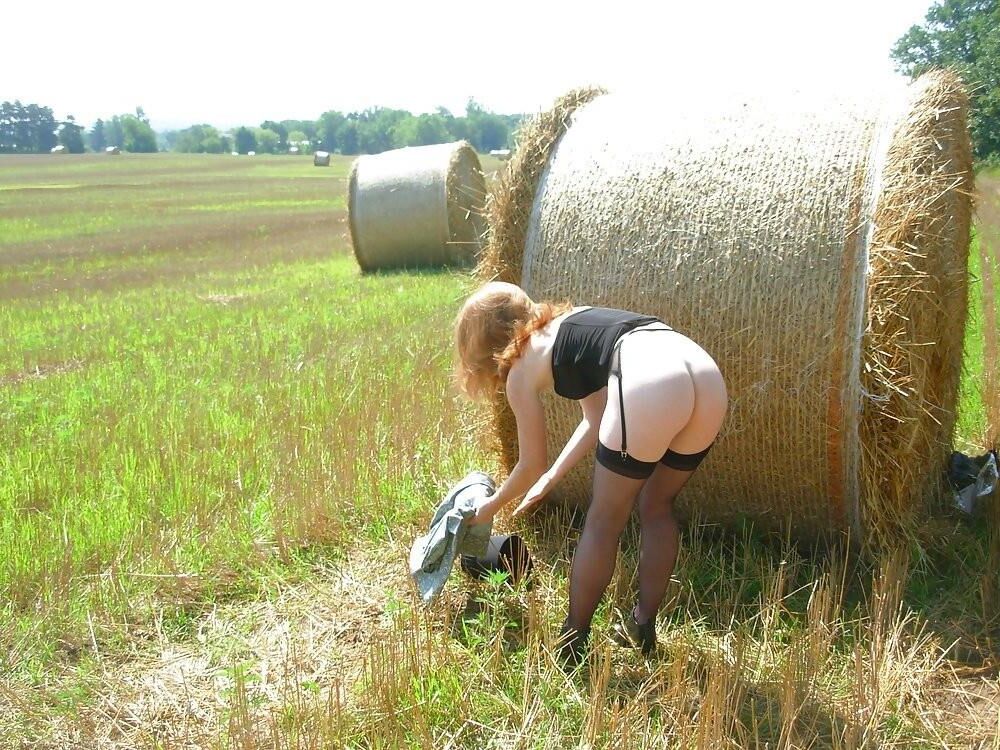 Mujer amish pelirroja se desnuda al aire libre