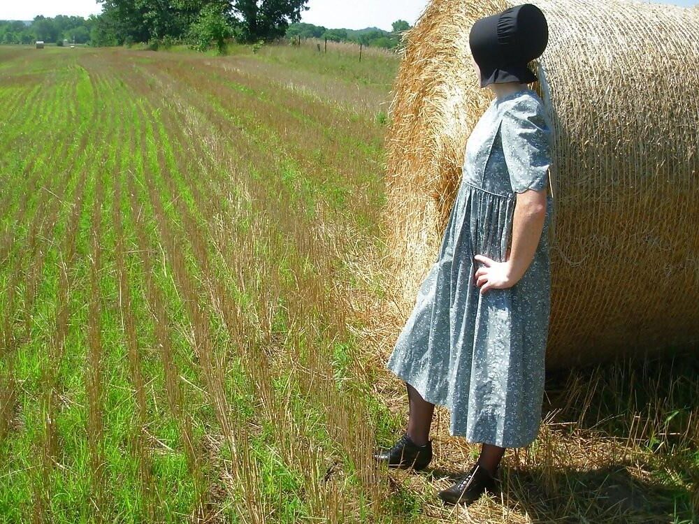 Mujer amish pelirroja se desnuda al aire libre