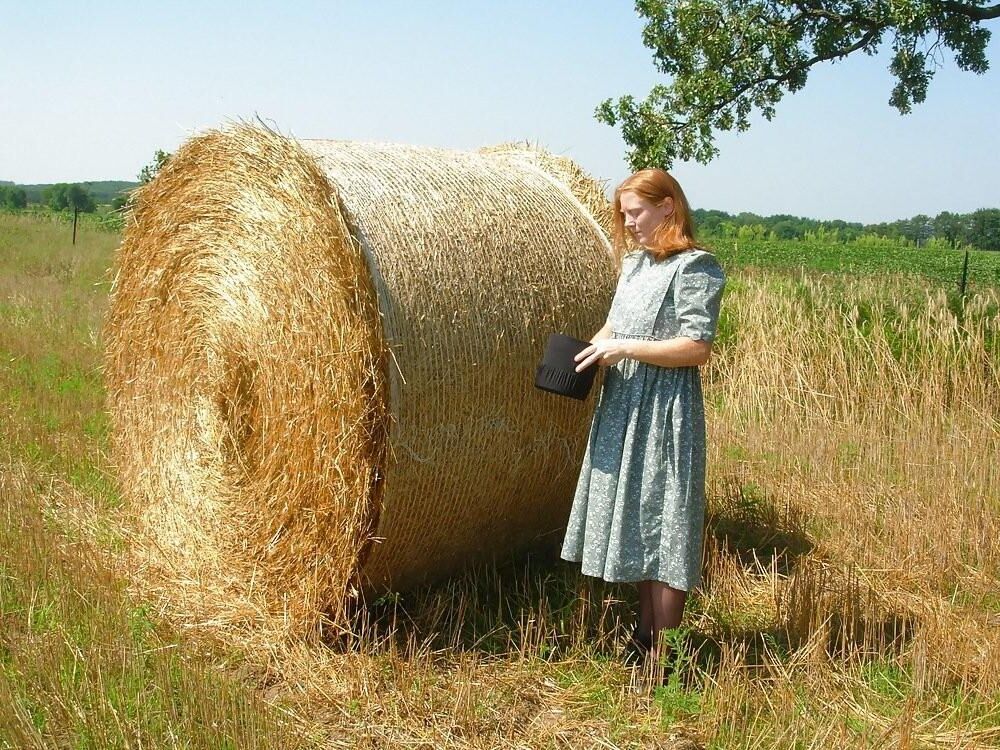 Mujer amish pelirroja se desnuda al aire libre