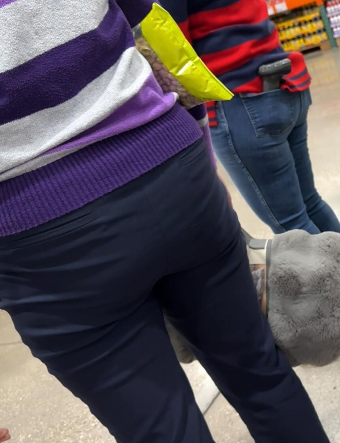 Candid Shopping Mall Pawgs and Asses BITTE KOMMENTIEREN