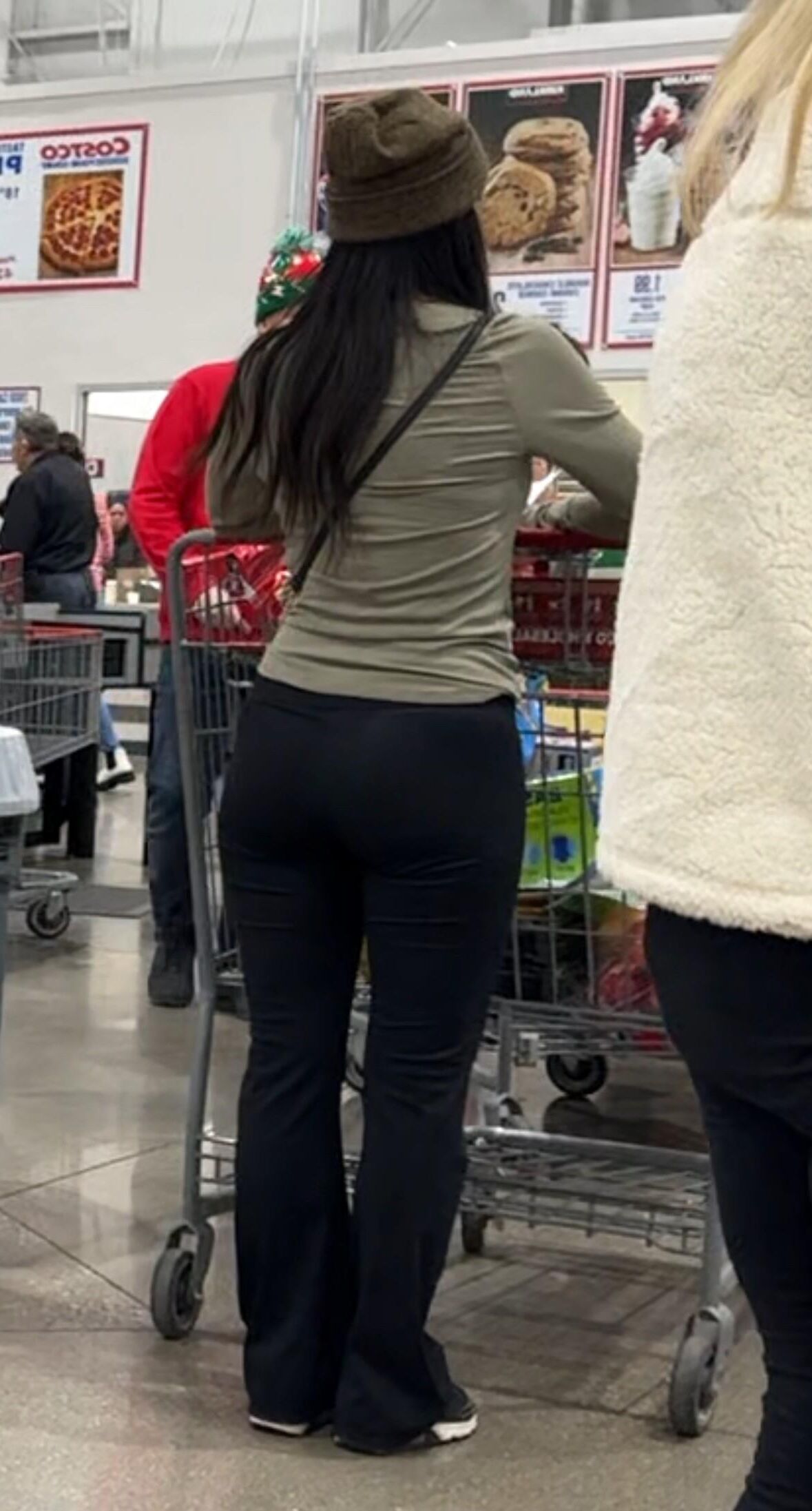 Candid Shopping Mall Pawgs and Asses BITTE KOMMENTIEREN