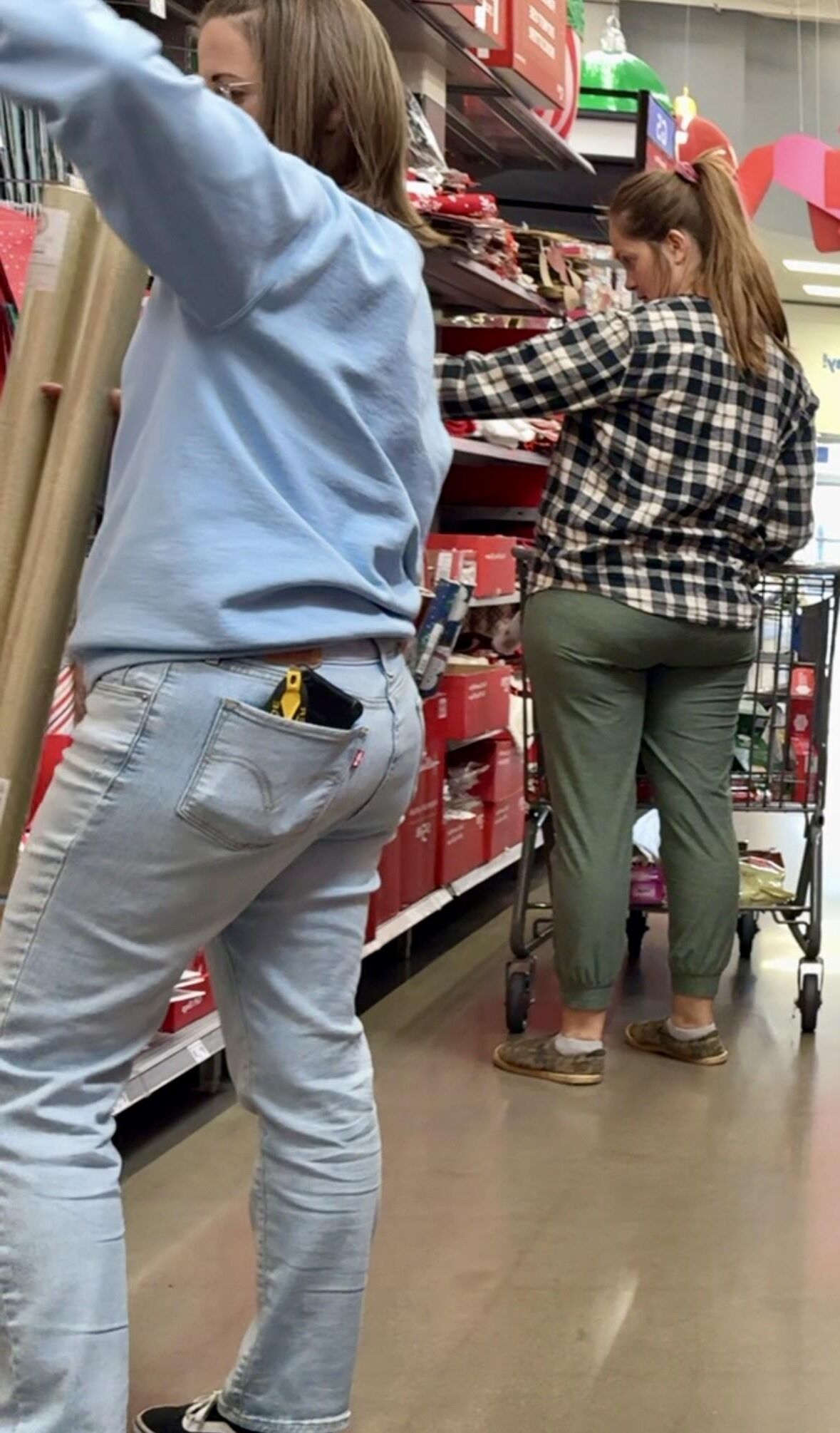 Candid Shopping Mall Pawgs and Asses BITTE KOMMENTIEREN