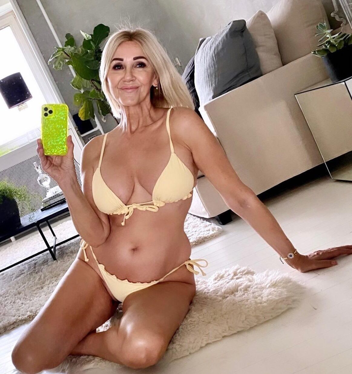 Blonde Amateurin im Bikini