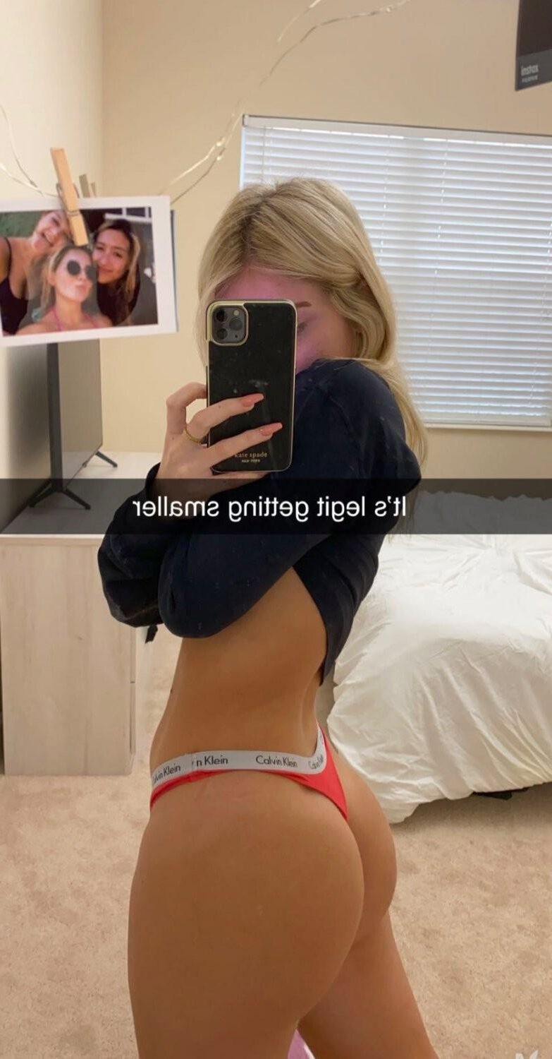 Sexy Blondine wird mit ihren Freunden bloßgestellt