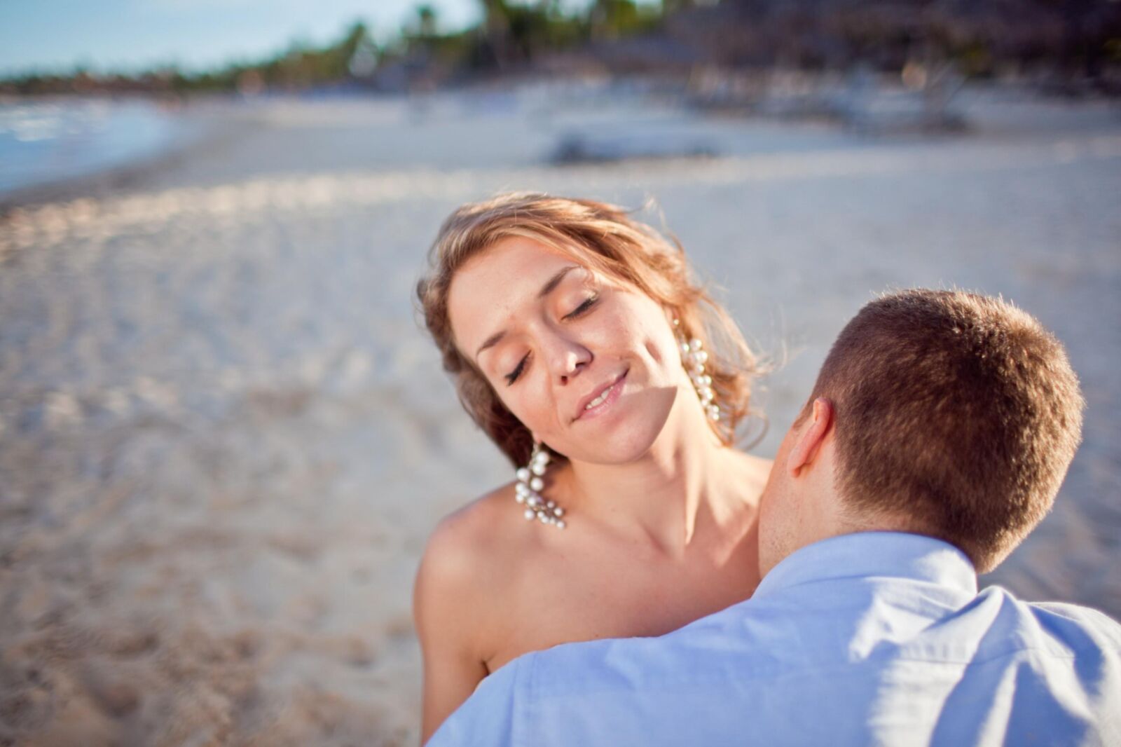 Blue eyed bride Robyn topless at the beach