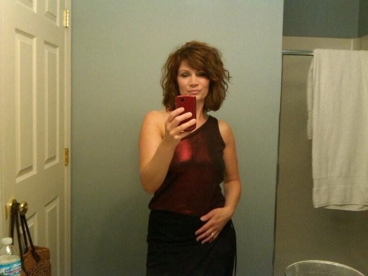  REDHEAD MILF BATHROOM SELFIES