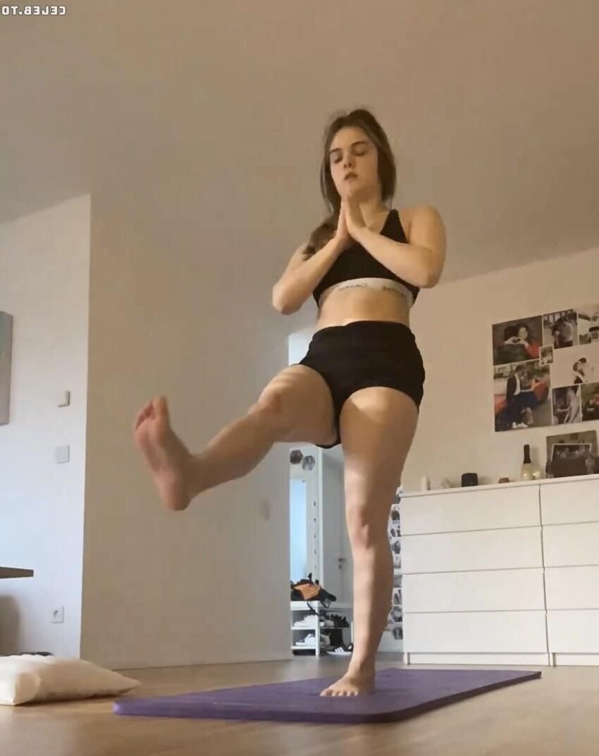 german yoga girl showing her skills