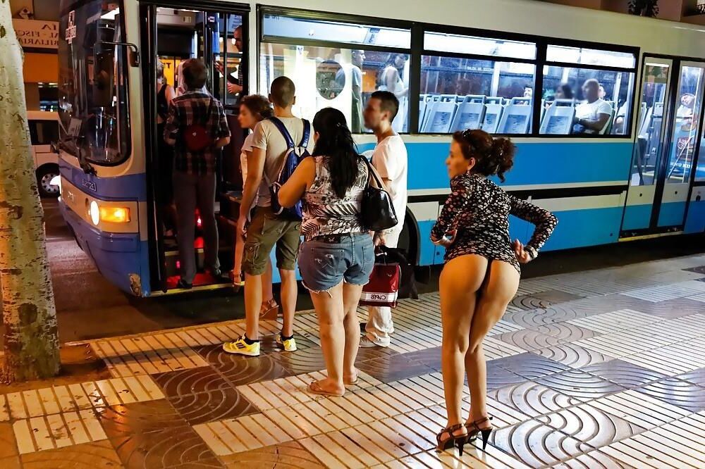 Bellisima mujer en publico