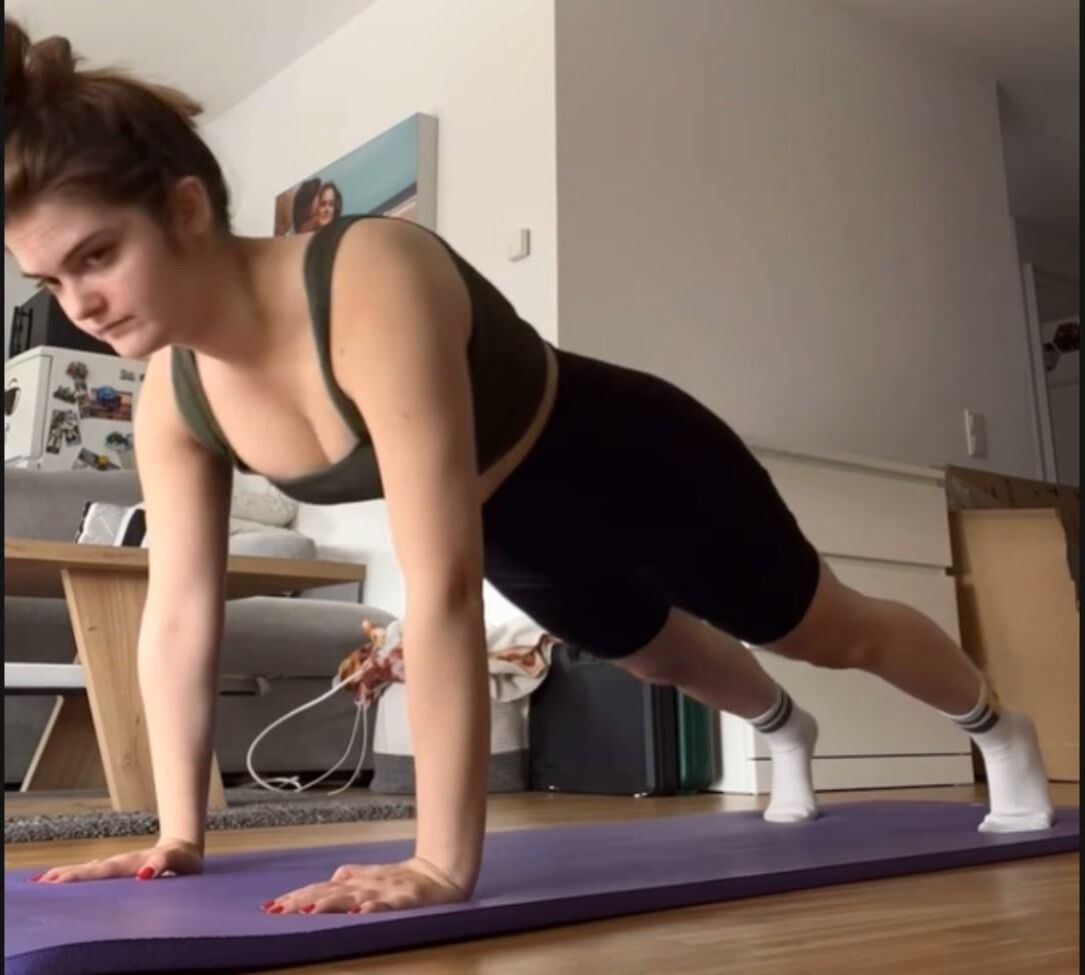 german yoga girl showing her skills