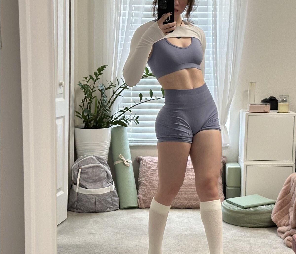 Fit Muscular Girl демонстрирует тело