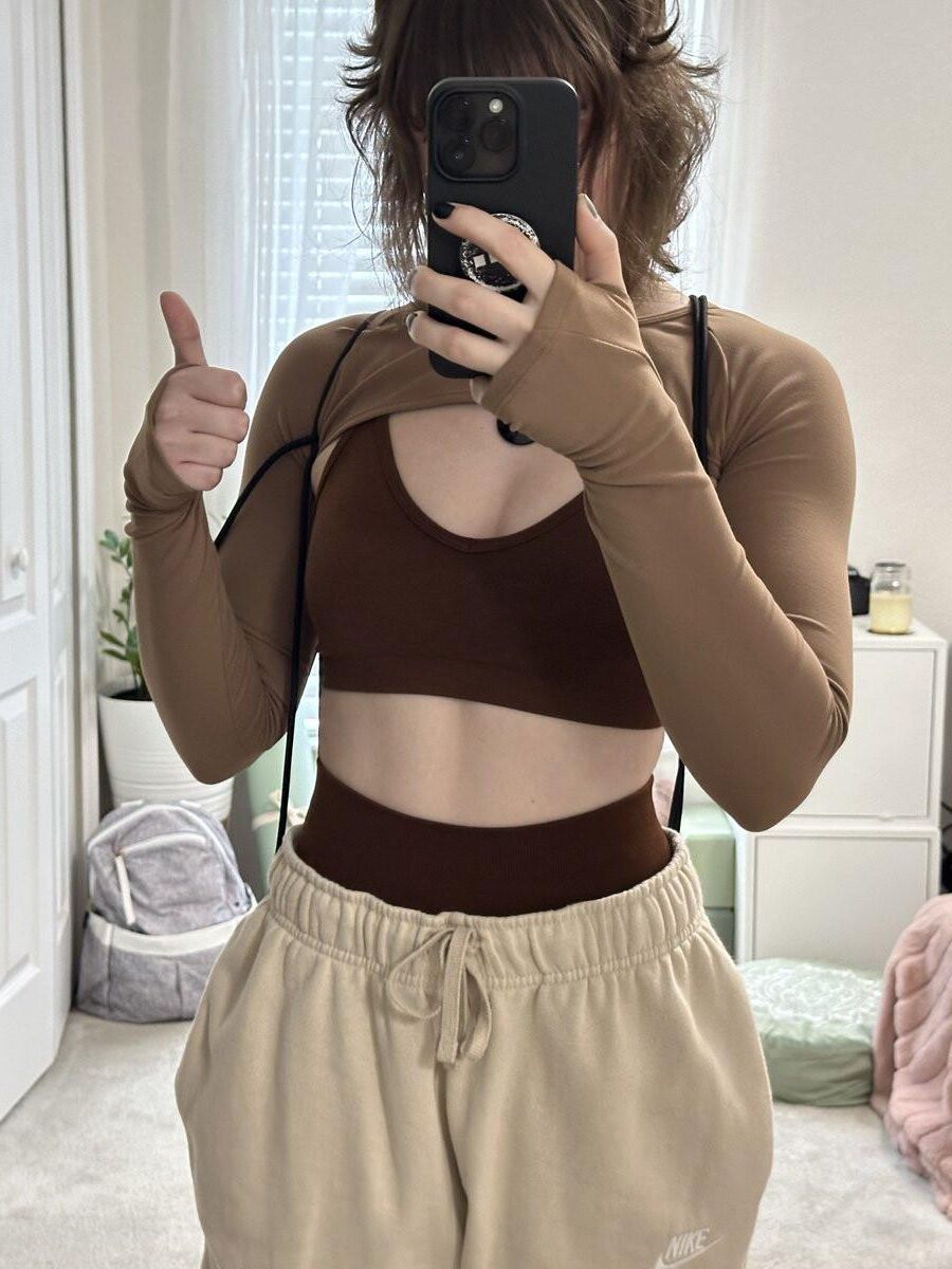 Fit Muscular Girl демонстрирует тело
