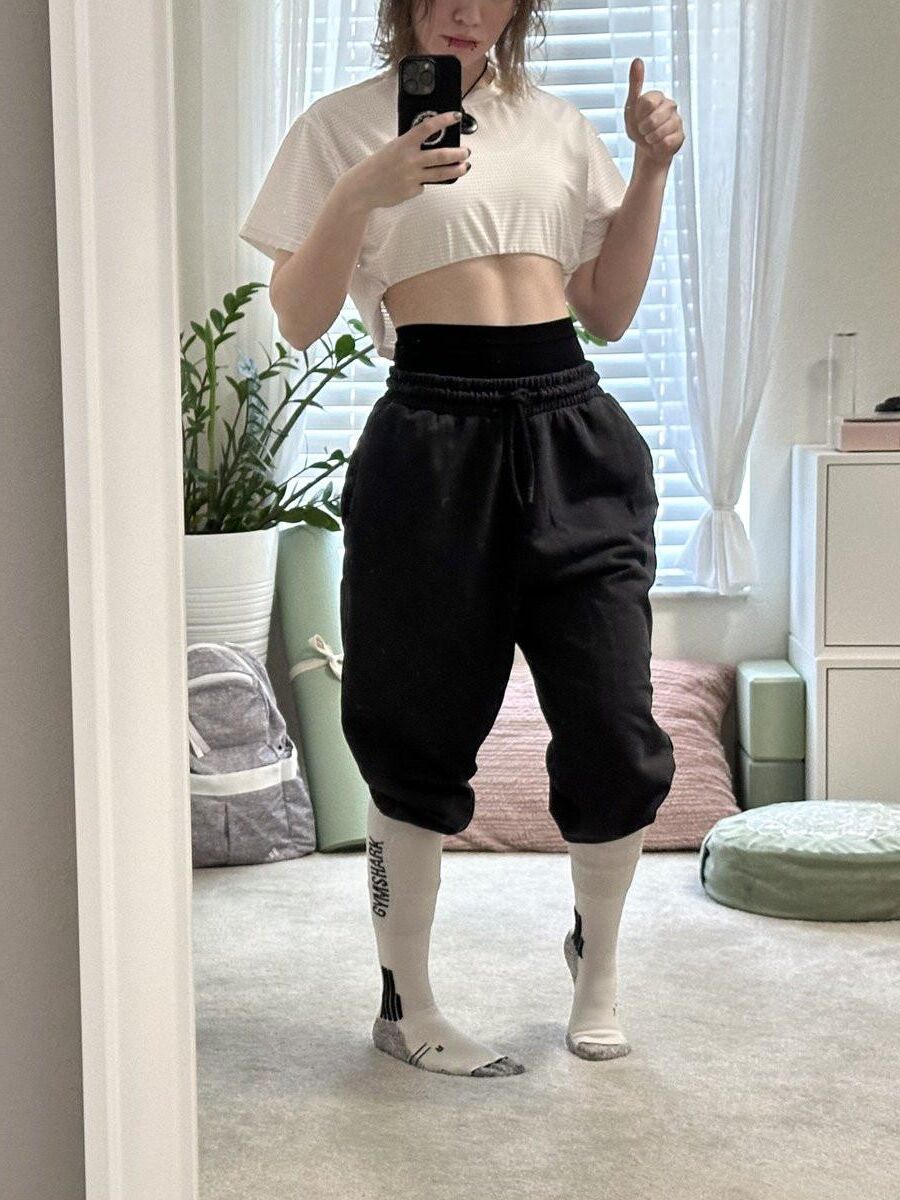 Fit Muscular Girl демонстрирует тело