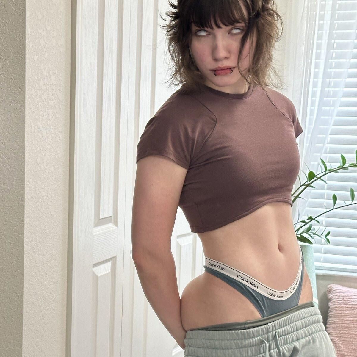 Fit Muscular Girl демонстрирует тело
