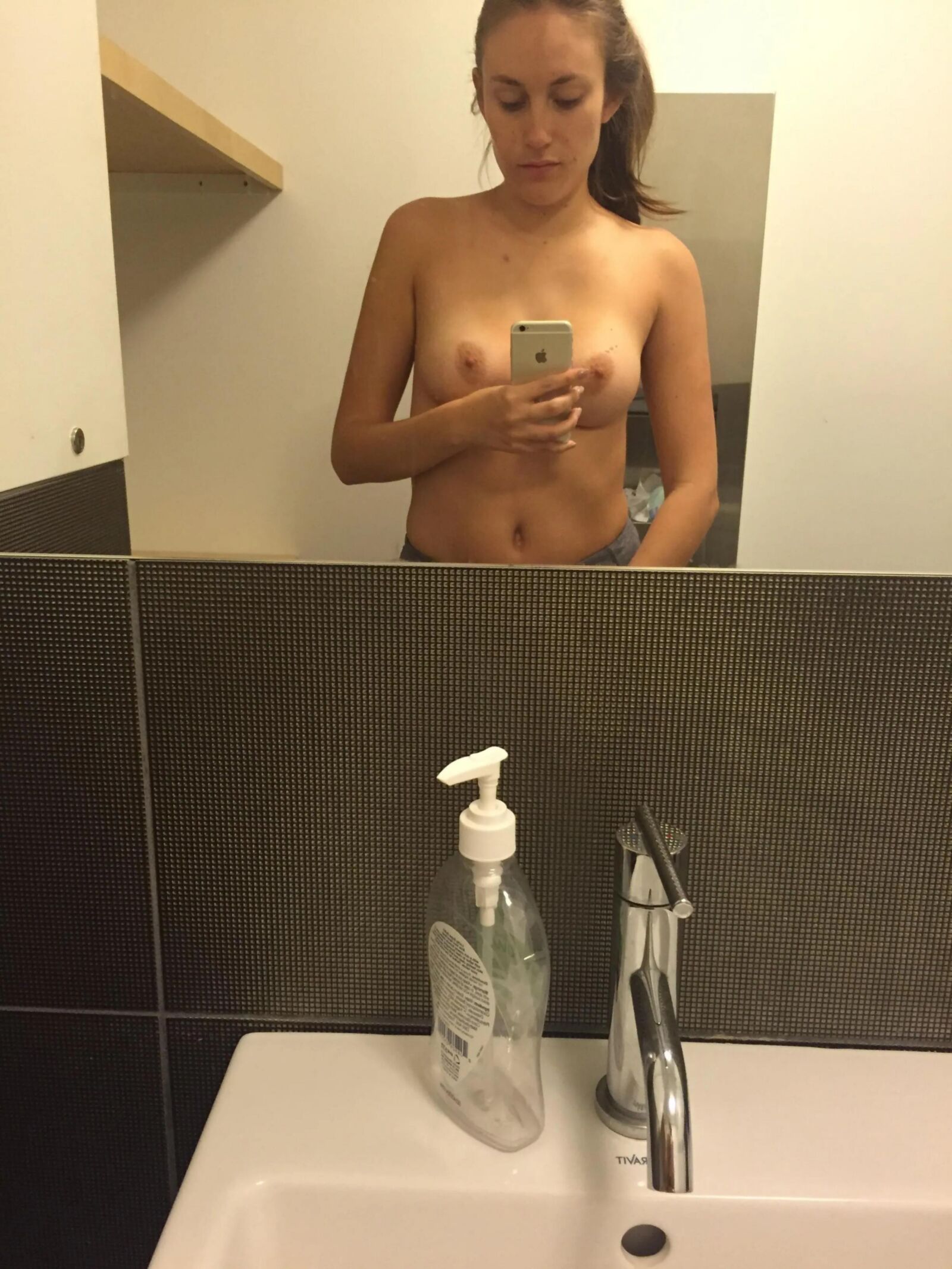 ...... ,,,, ...... Hot Big Tits selfies amateurs .............