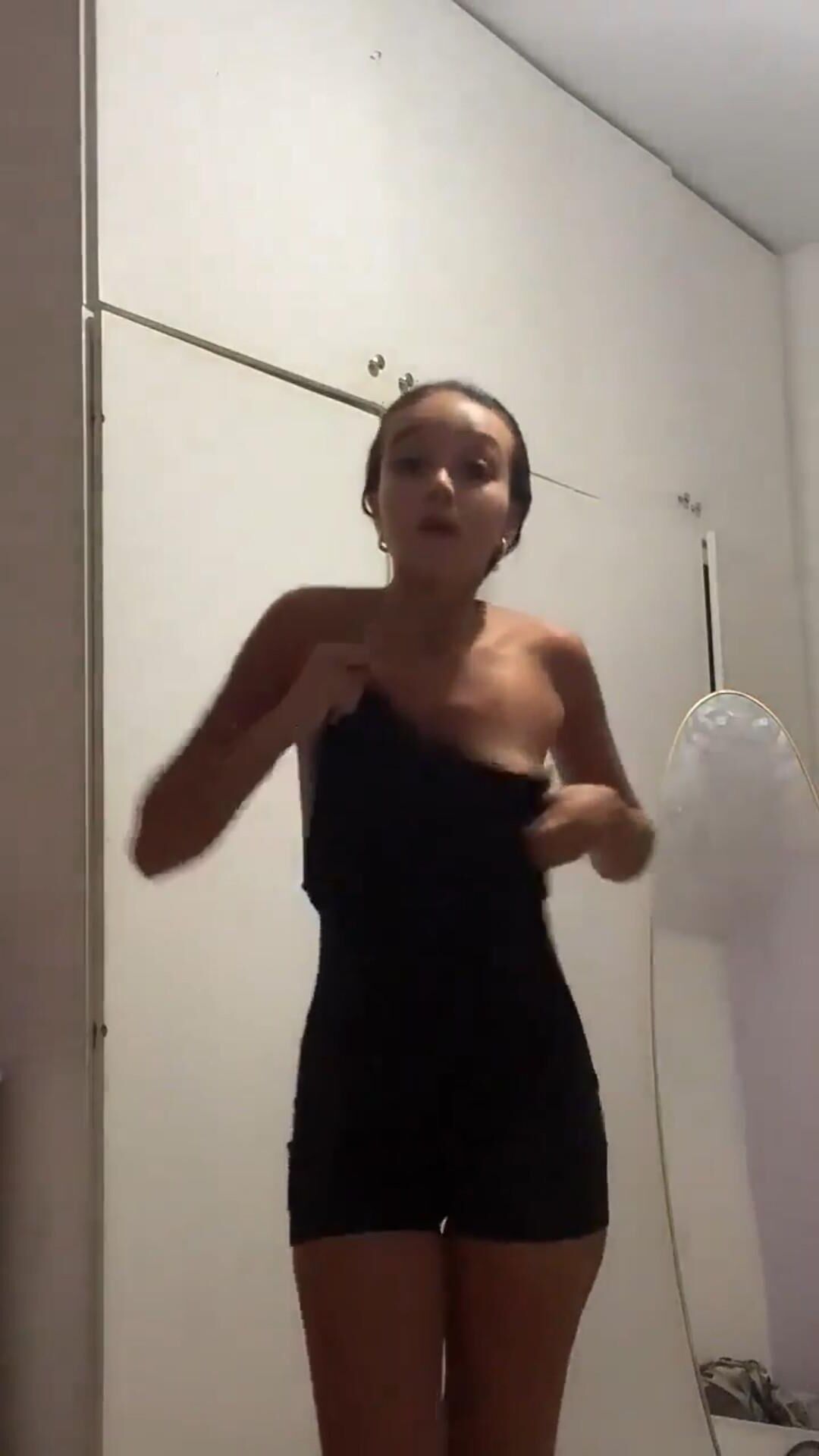 Она забыла, что ее камера была включена