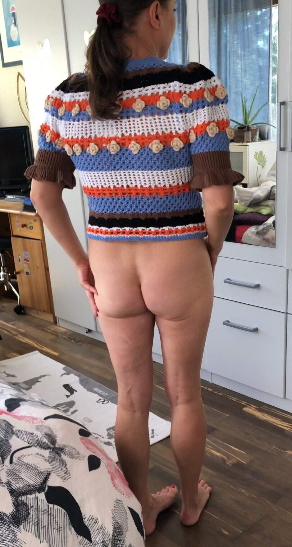 垂れ下がったおっぱいの毛むくじゃらの熟女
