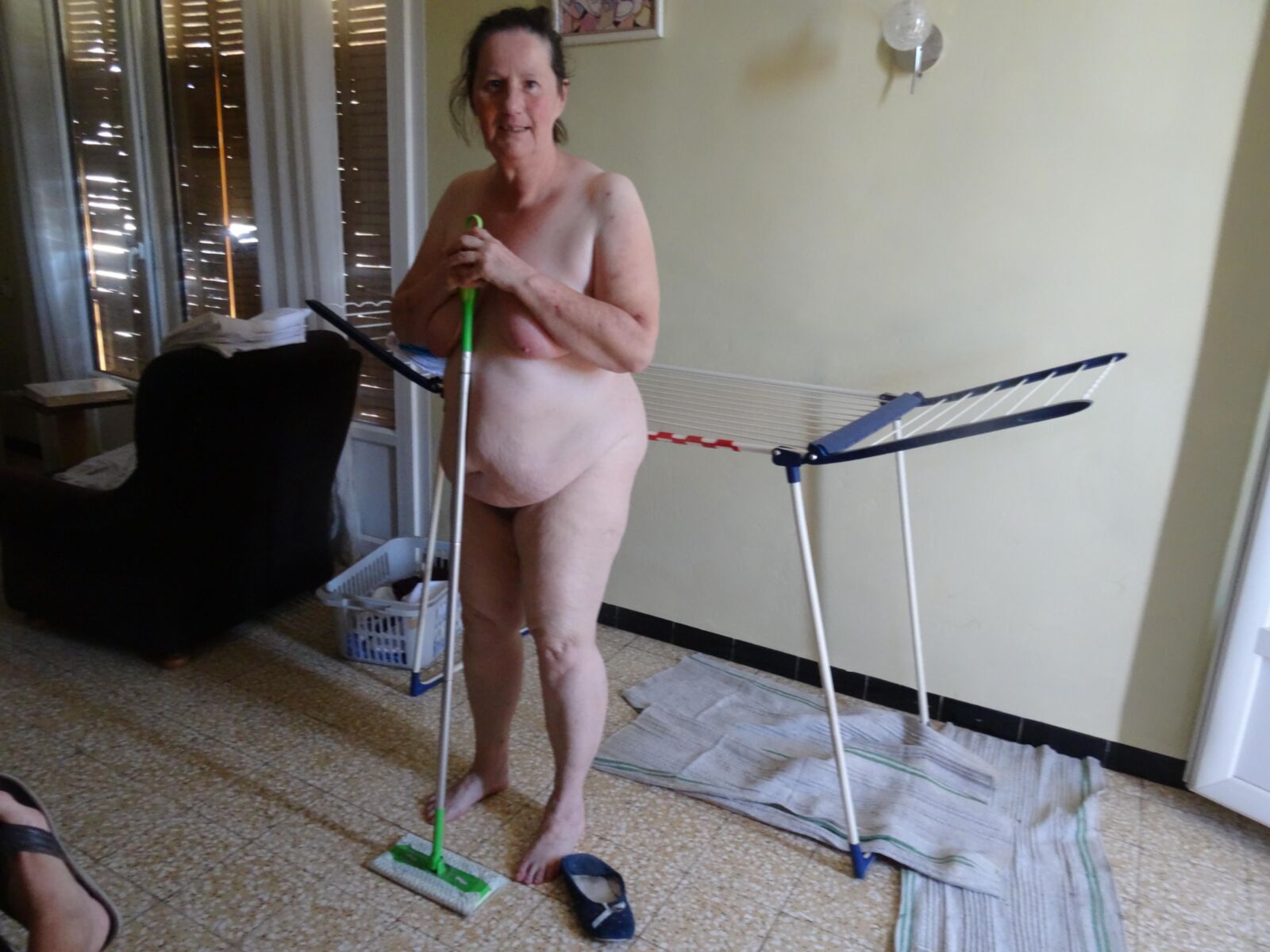 Vovó gordinha Nicole com vassoura em casa HD