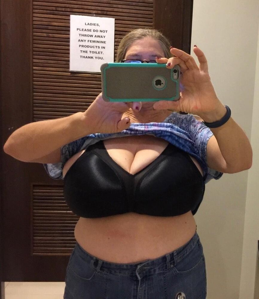 Big Boobs Granny hace muchas selfies