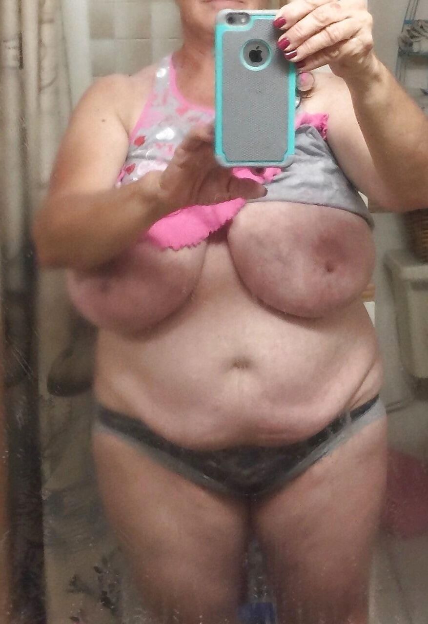 Big Boobs Granny hace muchas selfies