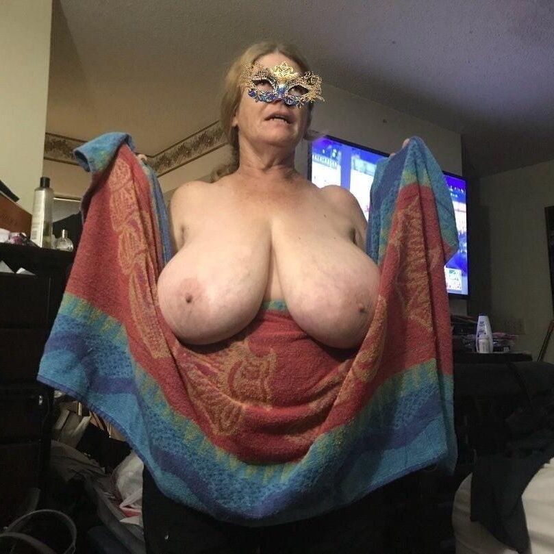 Big Boobs Granny hace muchas selfies