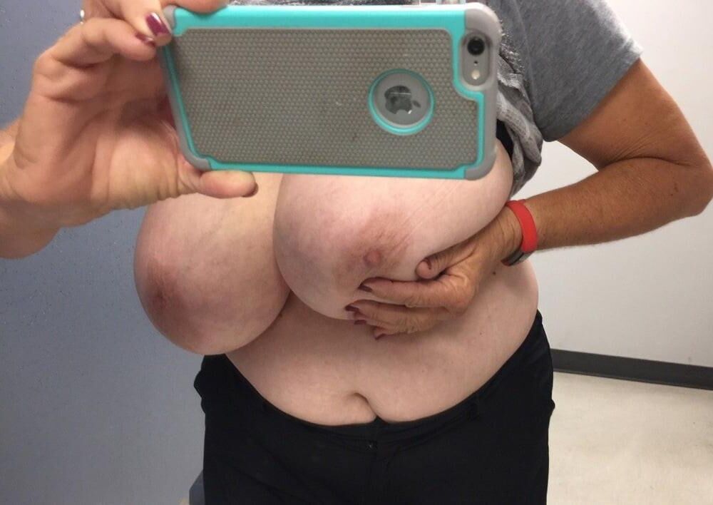 Big Boobs Granny hace muchas selfies