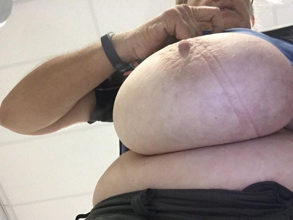Big Boobs Granny hace muchas selfies
