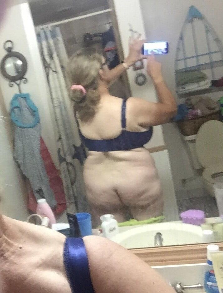 Big Boobs Granny hace muchas selfies
