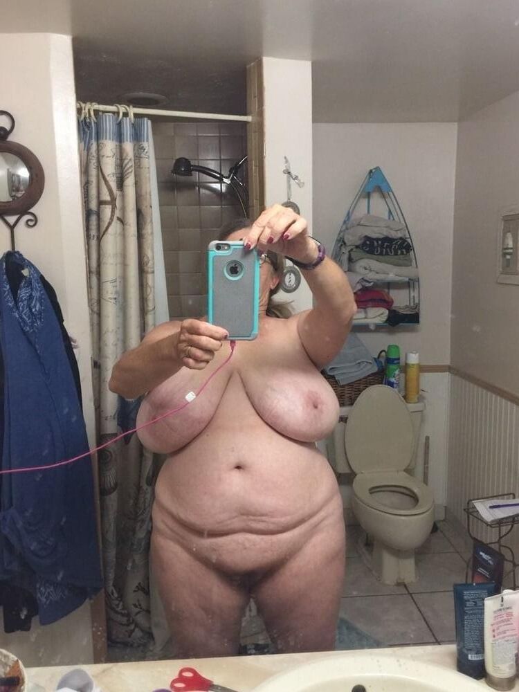 Big Boobs Granny hace muchas selfies