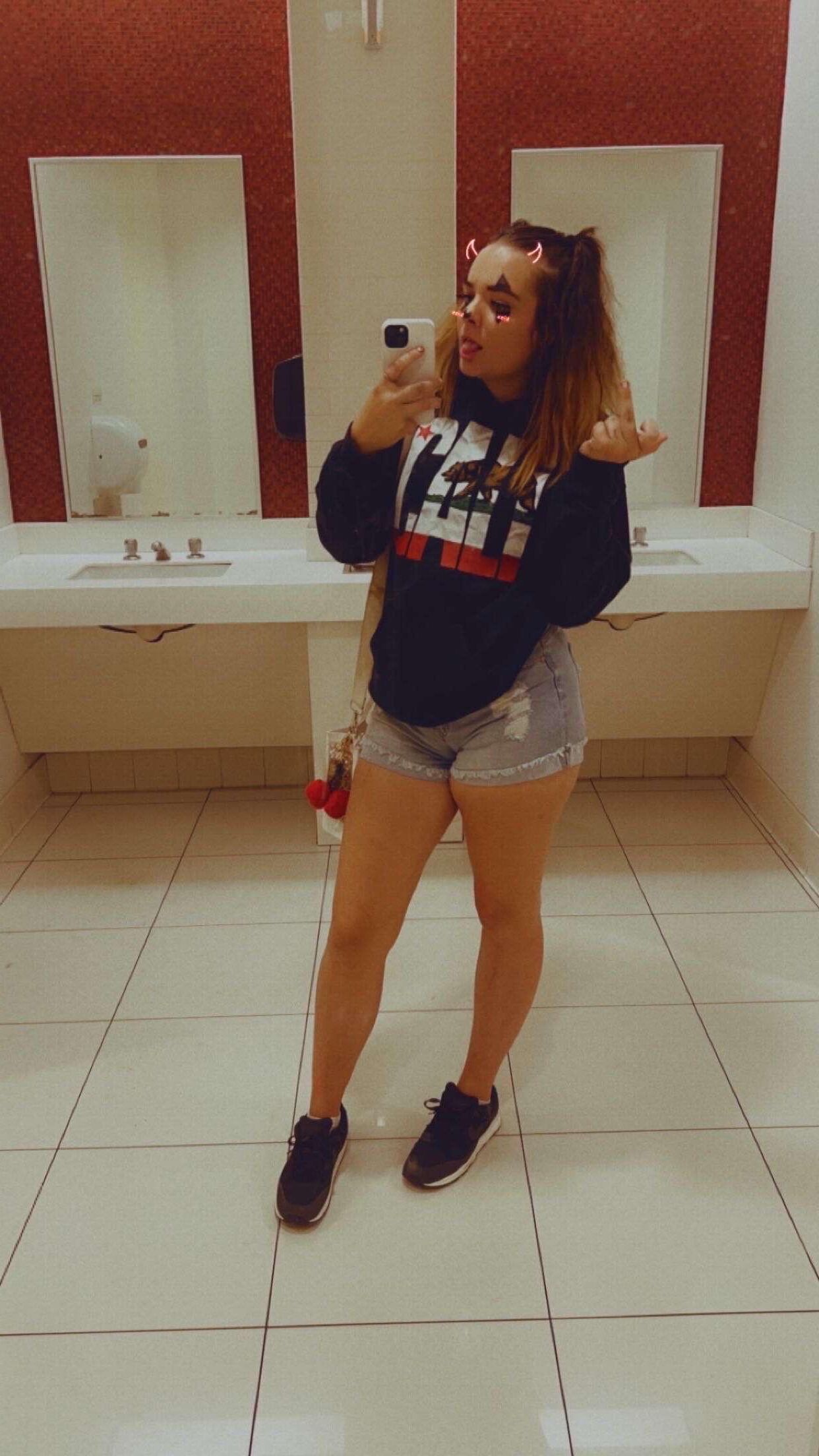 Samantha loves to sell on Snap