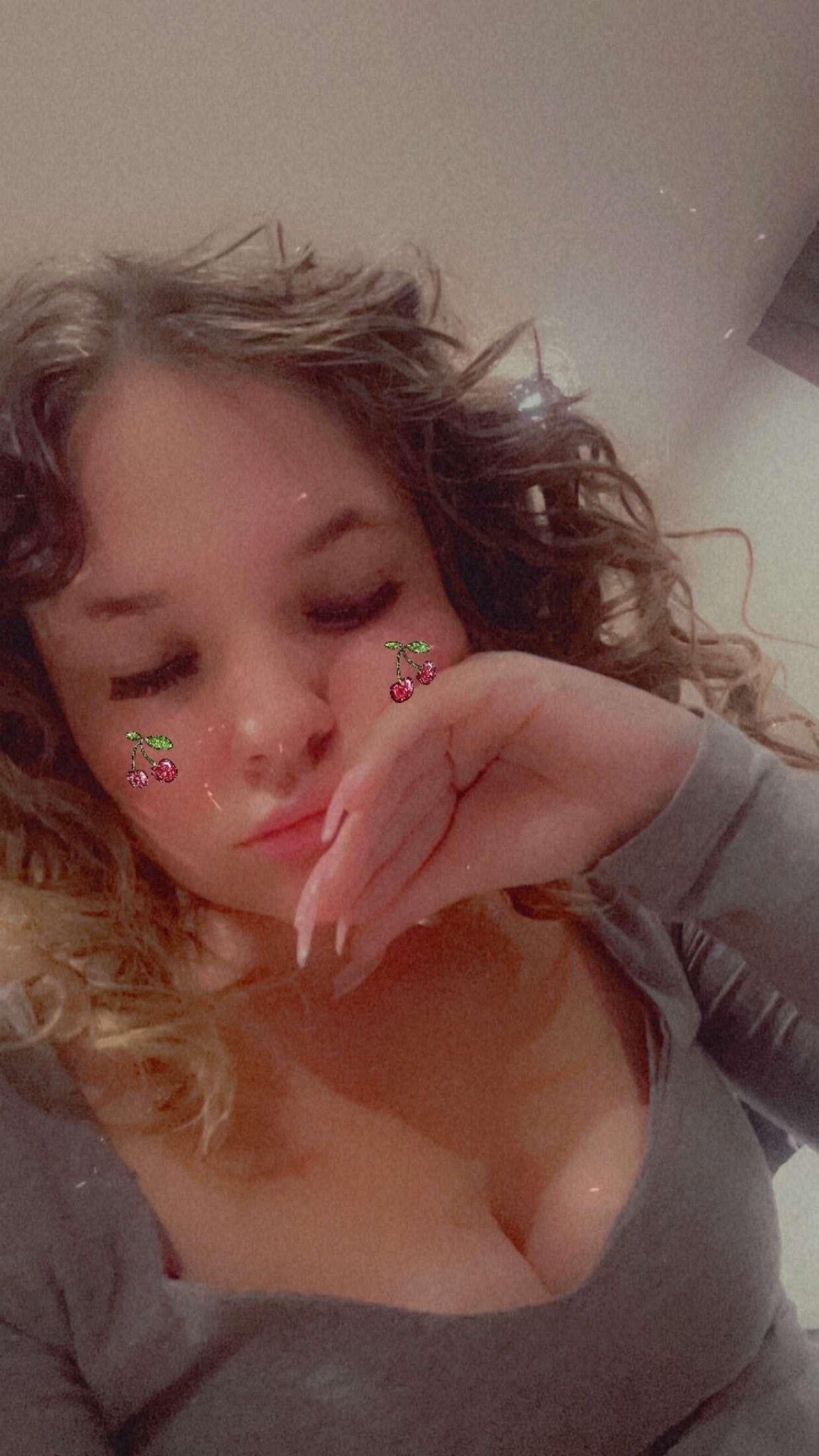 Samantha loves to sell on Snap