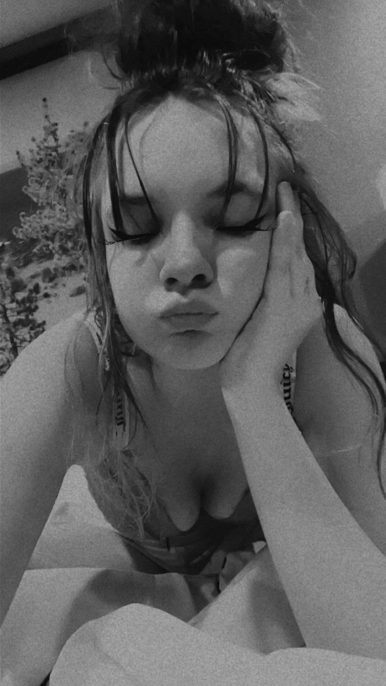 Samantha loves to sell on Snap