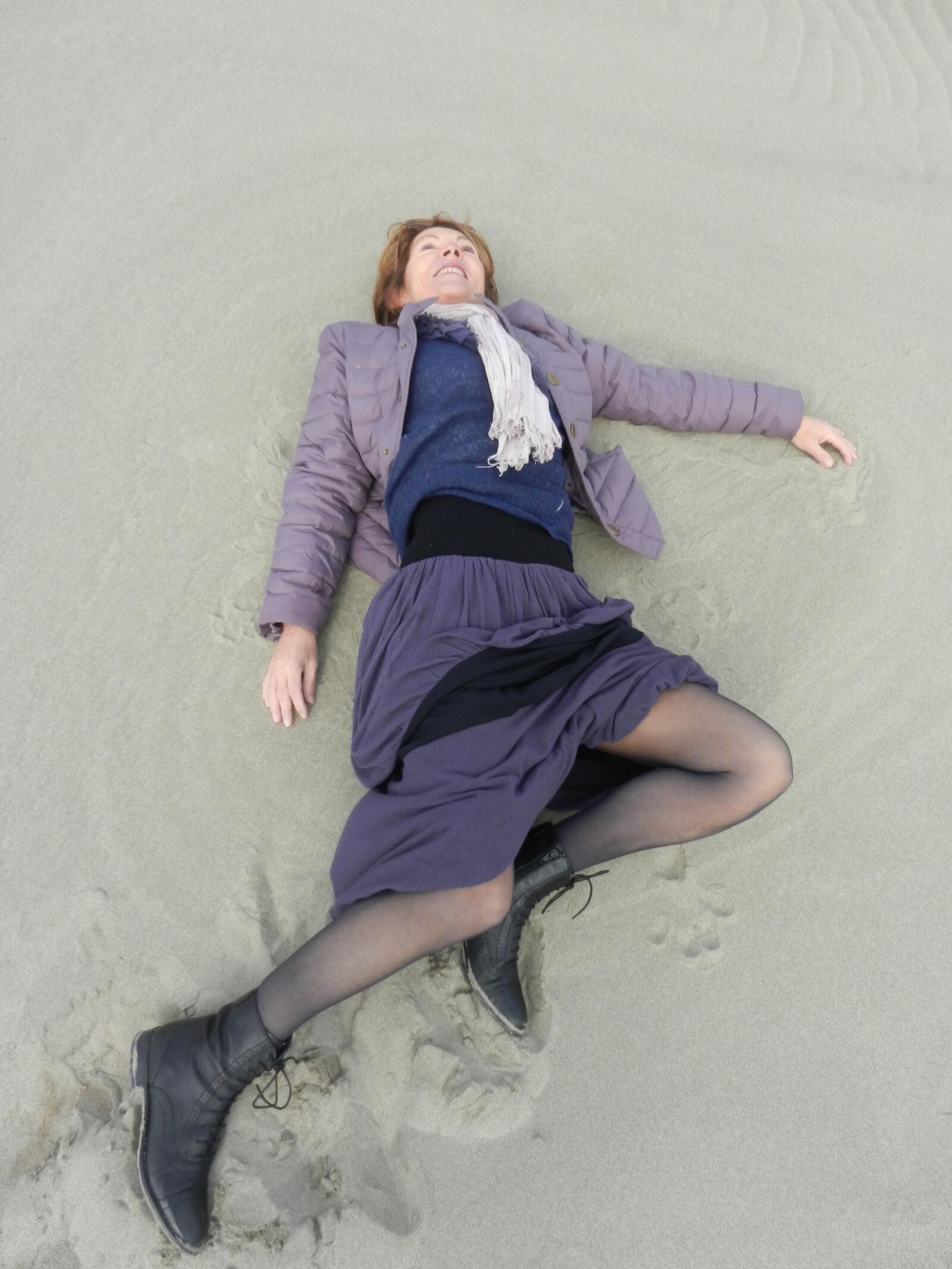 Alte Oma Annie an einem Strand im Winter HD