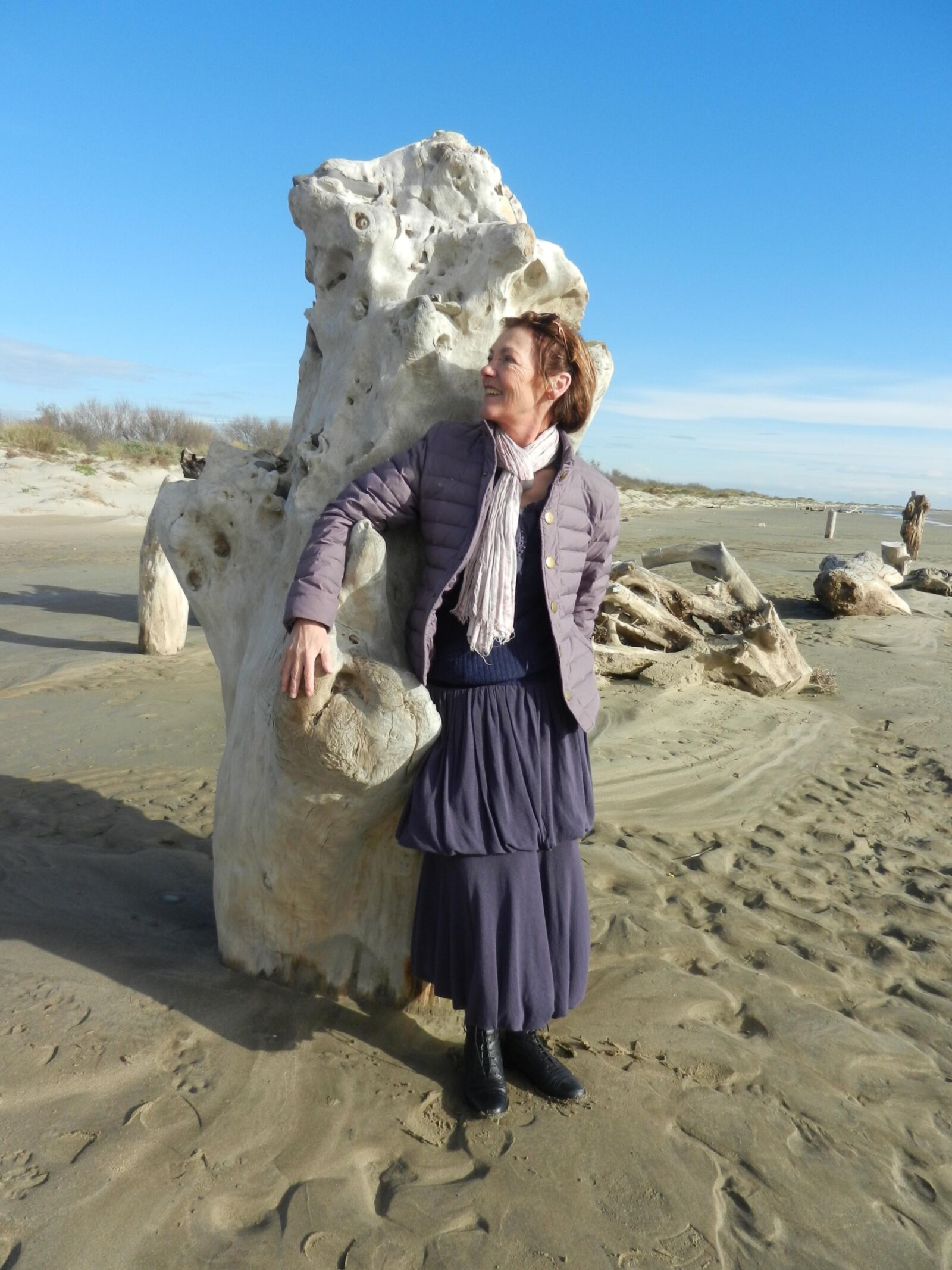 Alte Oma Annie an einem Strand im Winter HD
