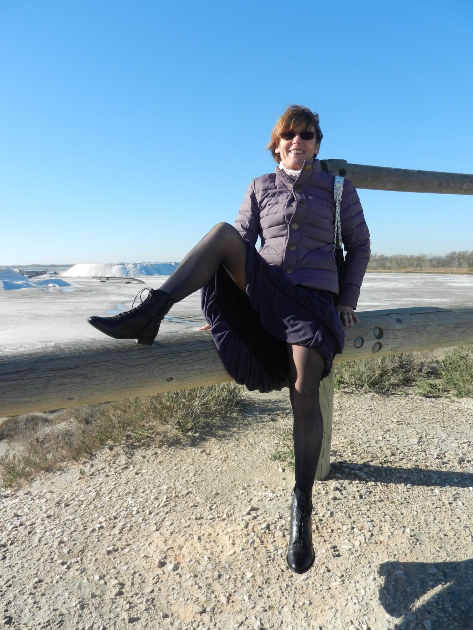 Alte Oma Annie an einem Strand im Winter HD