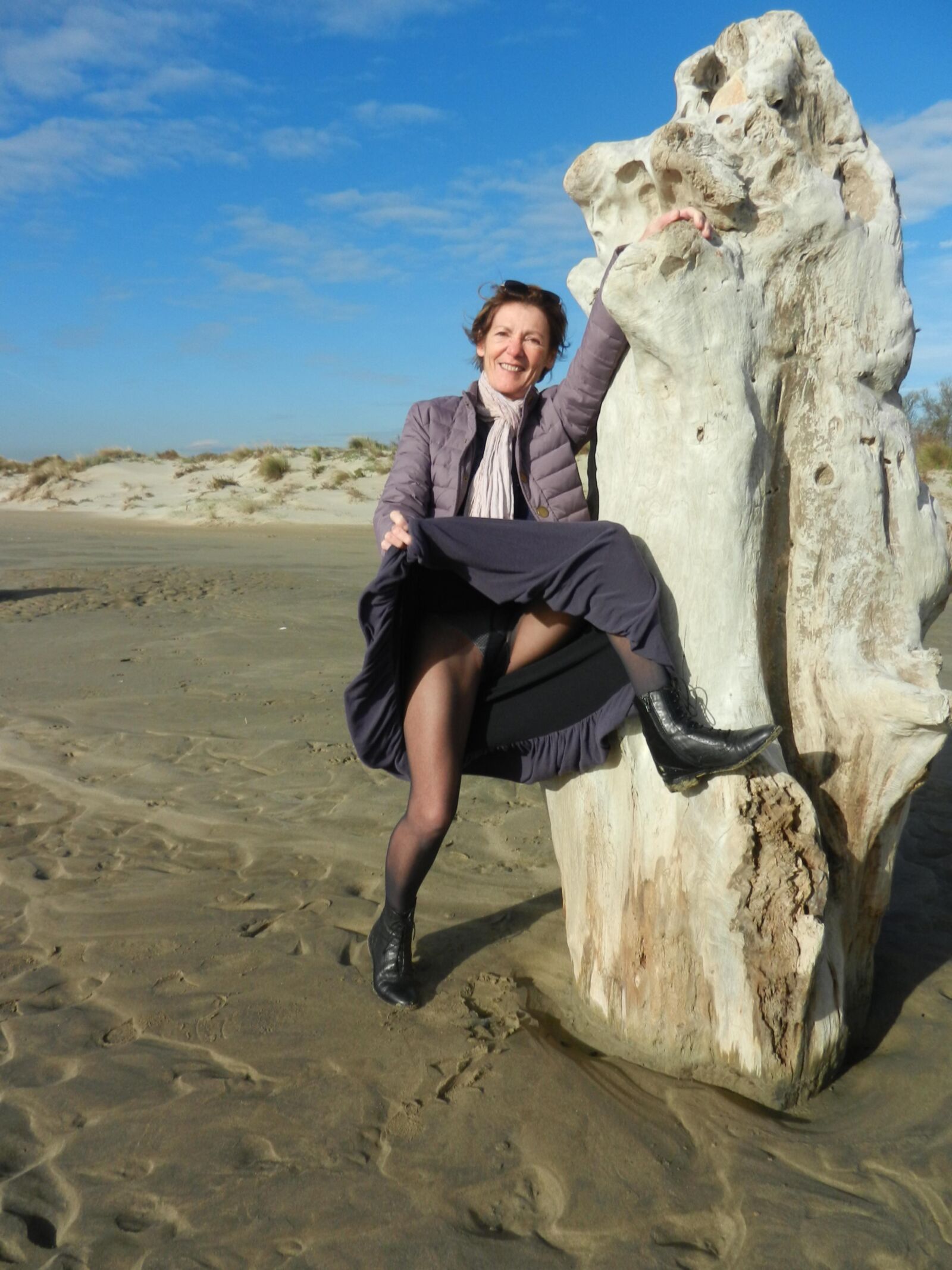 Alte Oma Annie an einem Strand im Winter HD