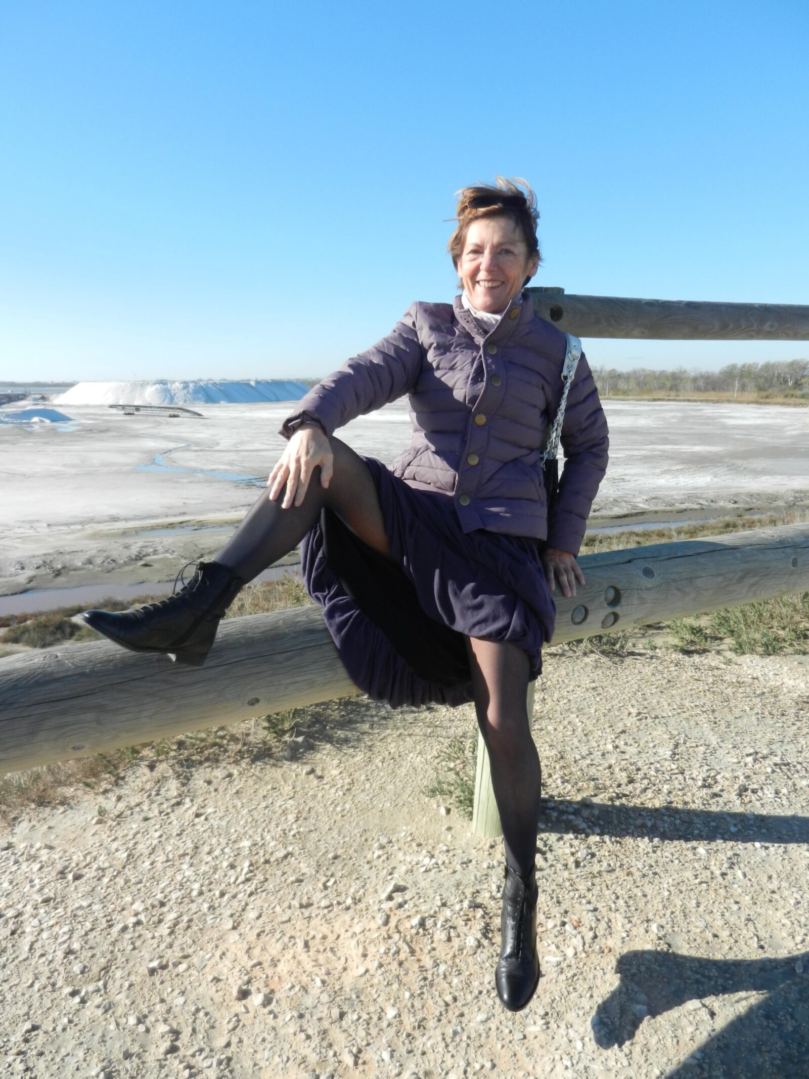 Alte Oma Annie an einem Strand im Winter HD