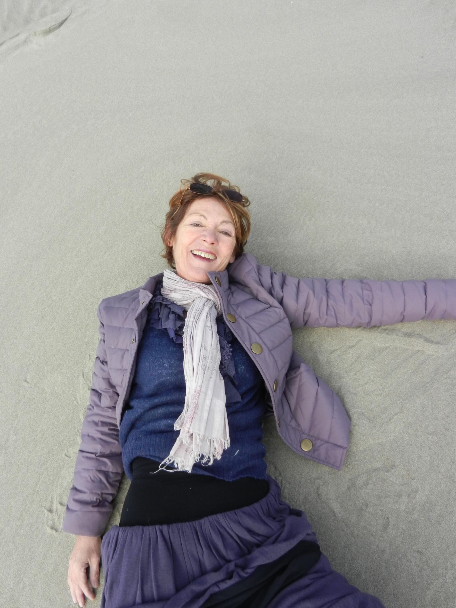 Alte Oma Annie an einem Strand im Winter HD