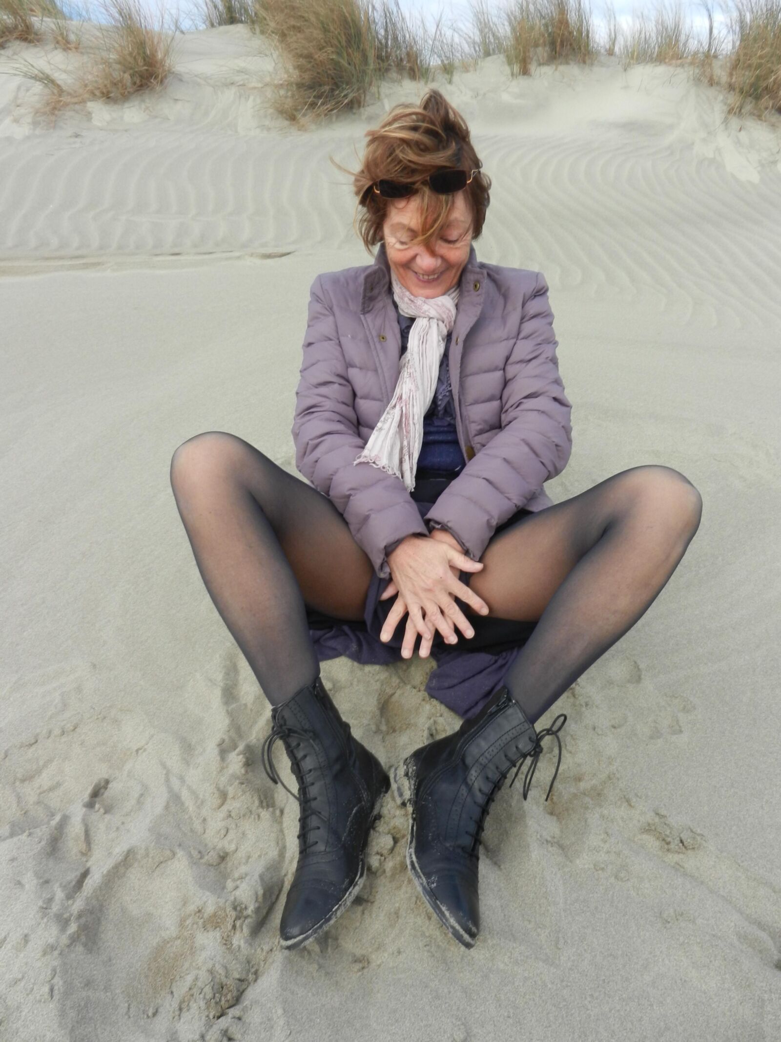 Alte Oma Annie an einem Strand im Winter HD