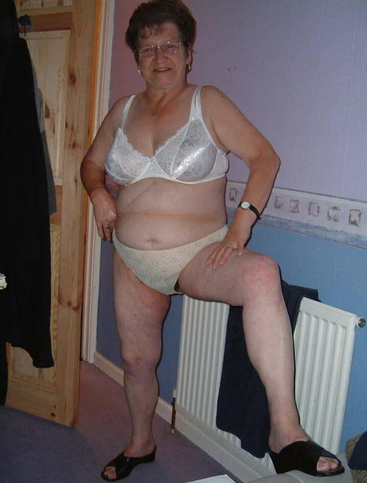 Mollige Oma mit Brille ausbreitet