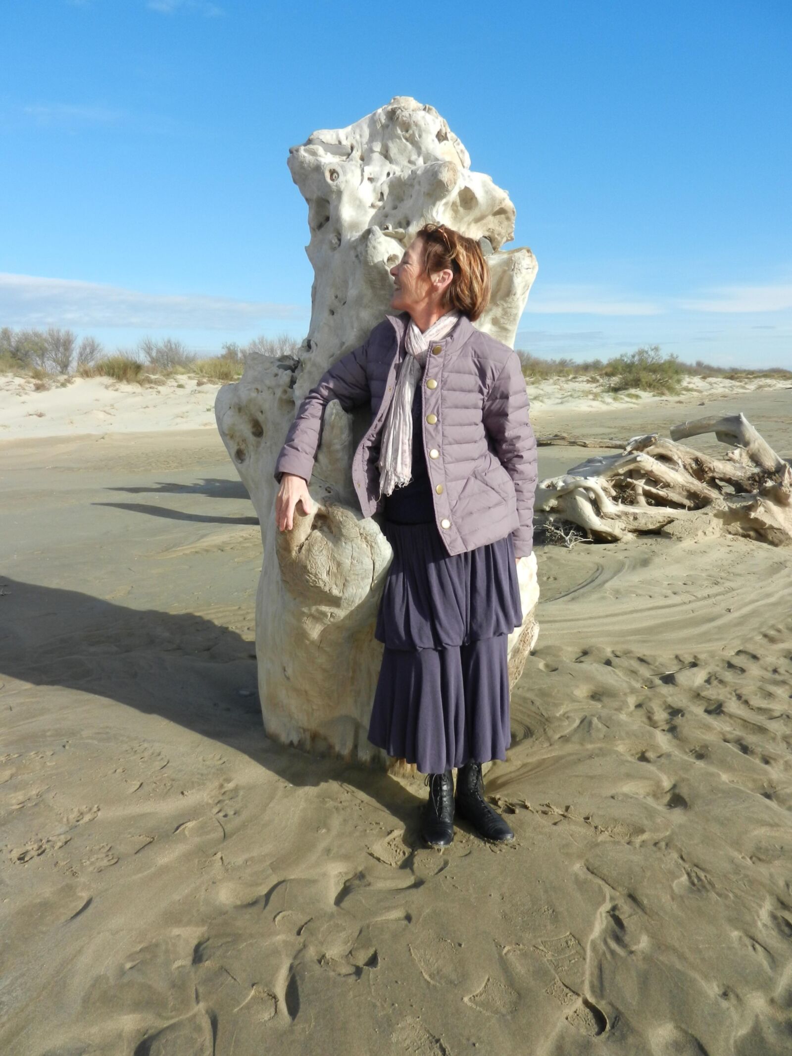 Alte Oma Annie an einem Strand im Winter HD