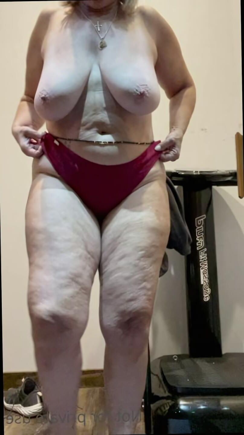 Yo Oma Louisa zeigt etwas Haut