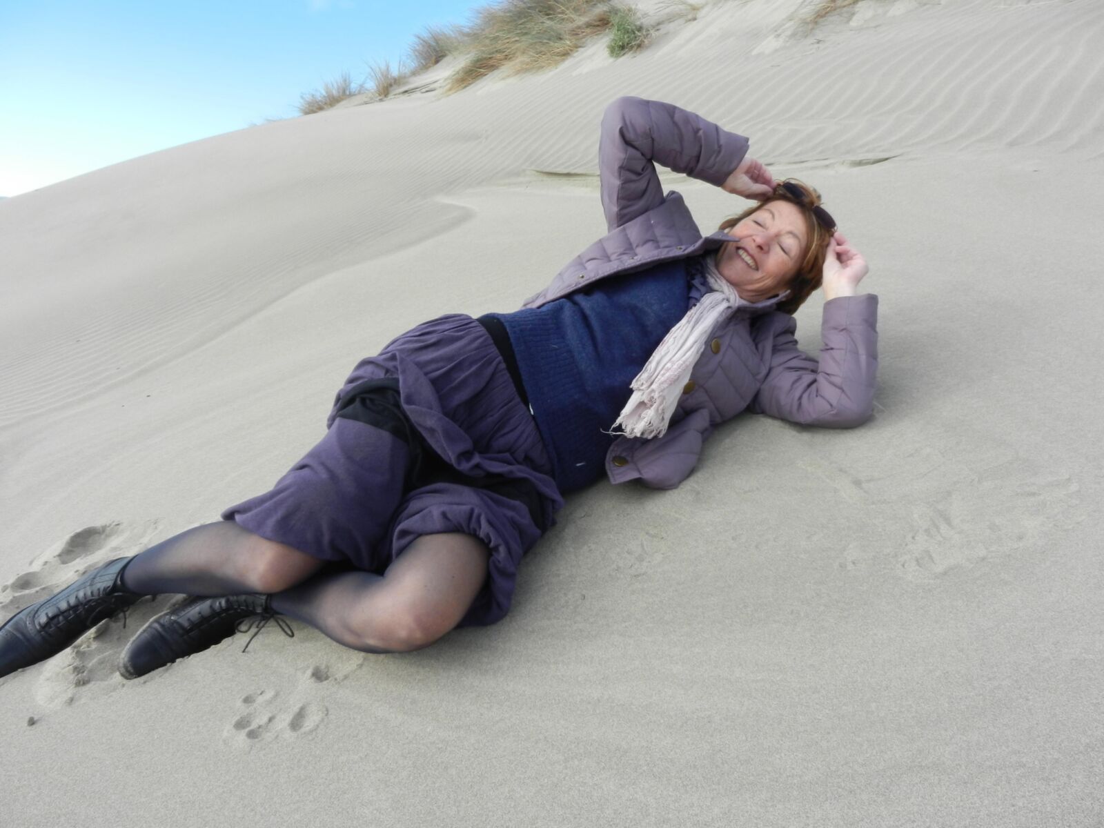Alte Oma Annie an einem Strand im Winter HD
