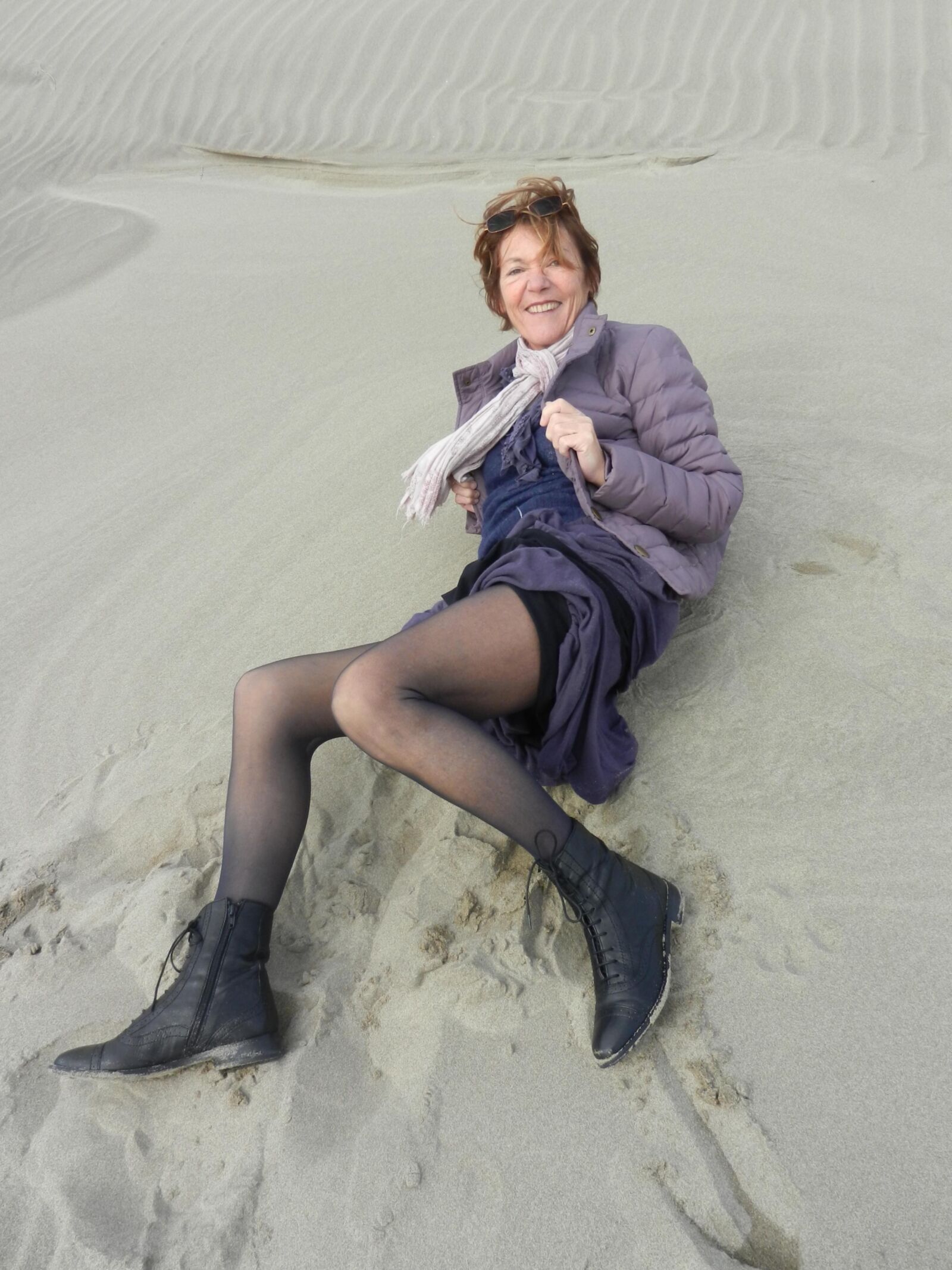 Alte Oma Annie an einem Strand im Winter HD